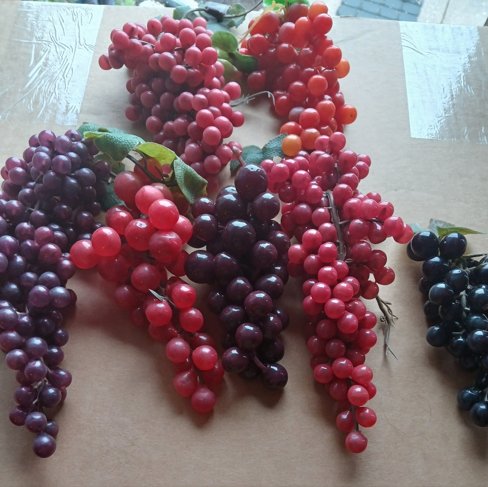 7 Pods of artificial grapes